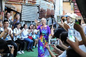 Ngày đẹp nhất của những cụ bà xóm trọ nghèo dưới chân cầu Long Biên