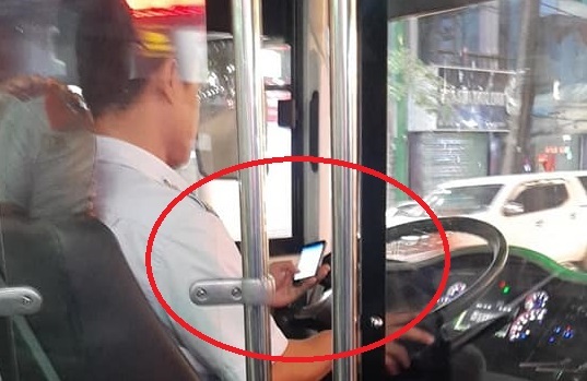 Clip: Hoảng hồn tài xế xe buýt vừa lái xe vừa dùng điện thoại