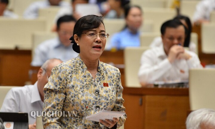 Video: Đại biểu Quốc hội bật khóc khi tranh luận việc tăng giờ làm thêm