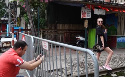 Video: Đóng cửa 2 tuần nay, khách Tây vẫn đến chụp ảnh phố cà phê đường tàu qua rào chắn