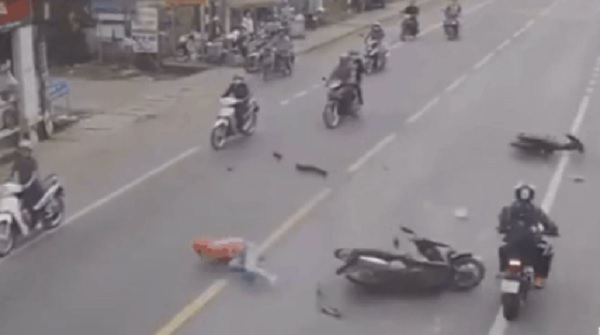 Clip: Lao như 'tên bắn' từ ngõ ra, nam thanh niên điều khiển xe máy gặp nạn