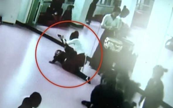 Clip: Tập ép chân trong lớp học múa, bé gái 6 tuổi bị liệt
