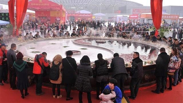 Nồi lẩu to như bể bơi ở Trung Quốc