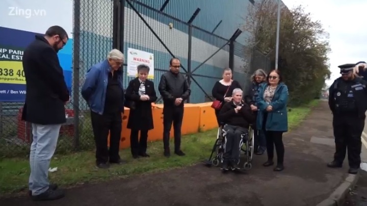 Video: Dân Anh cầu nguyện cho 39 nạn nhân chết trong container