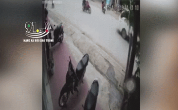 Clip: Đâm trực diện xe tải, người đàn ông đi xe máy bị hất văng ra xa