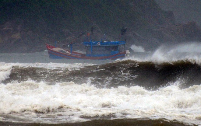 Người dân mất ngủ lo sợ triều cường xâm thực trong bão số 5