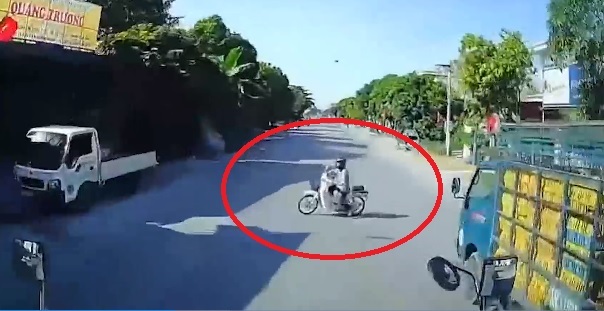 Clip: Sang đường bất cẩn, cụ ông đi xe máy bị container tông trúng