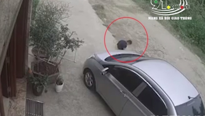 Clip: Bị cuốn vào gầm ô tô, bé trai thoát chết thần kỳ