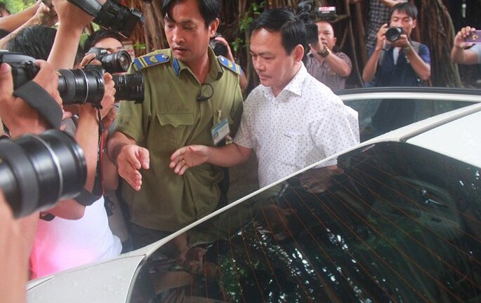 Clip: Phóng viên vây kín khi Nguyễn Hữu Linh đến tòa