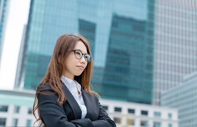 Video: Phụ nữ Nhật phẫn nộ vì bị cấm đeo kính đi làm