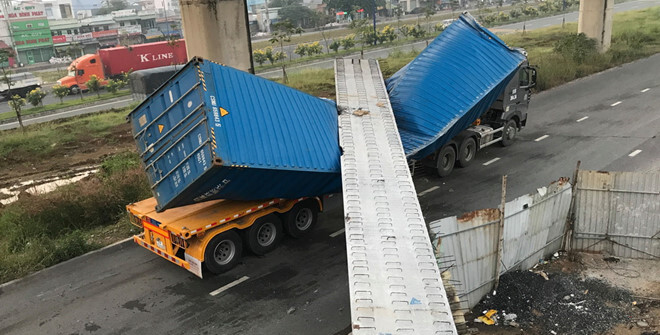 Video: Xe container kéo sập dầm cầu bộ hành tại TP.HCM