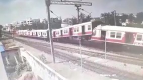 Hãi hùng khoảnh khắc hai đoàn tàu lao thẳng vào nhau ở Ấn Độ