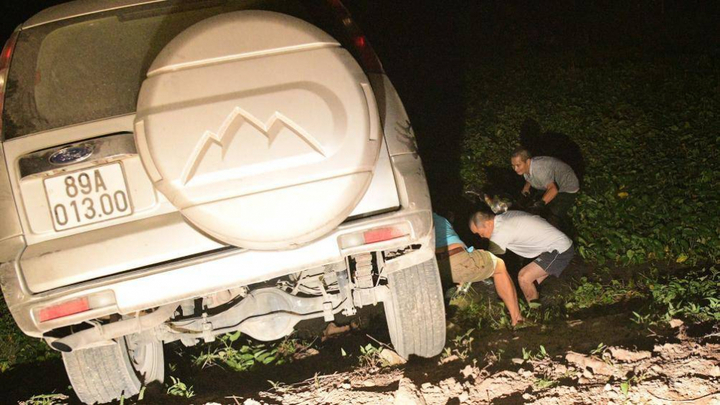 Clip: Đi theo biển chỉ dẫn trên đường, xe Ford Everest lao thẳng xuống ao