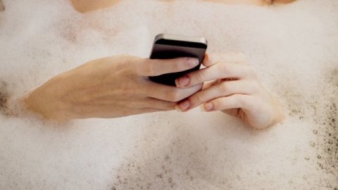 Video: Vừa tắm vừa dùng điện thoại, bé gái bị điện giật suýt chết