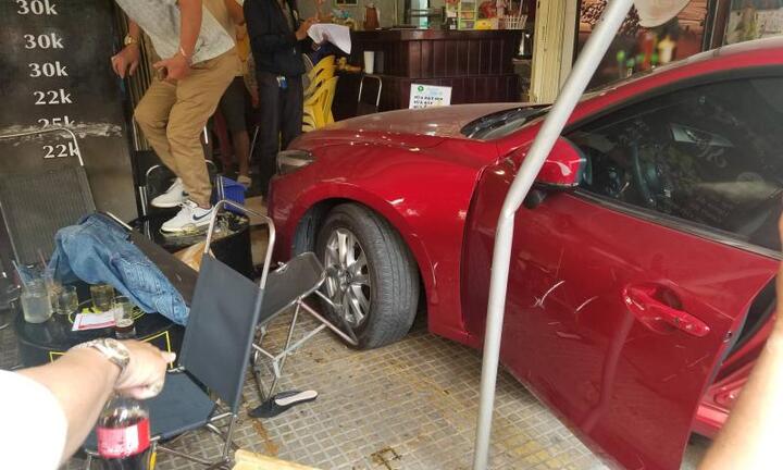 Khoảnh khắc ô tô lao thẳng vào quán cà phê, nhiều người tháo chạy