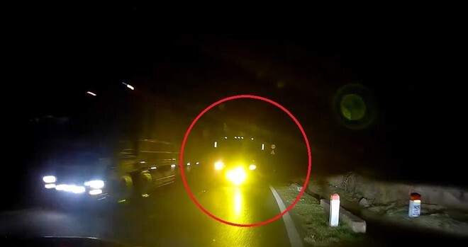 Clip: Lấn làn vượt ẩu trong đêm, container suýt đâm thẳng ô tô ngược chiều