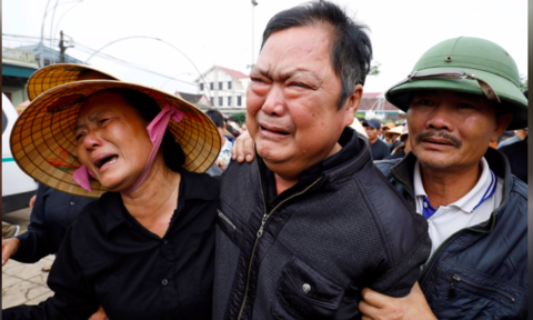 Video: Ngày hồi hương đẫm nước mắt của 16 thi thể từ Anh