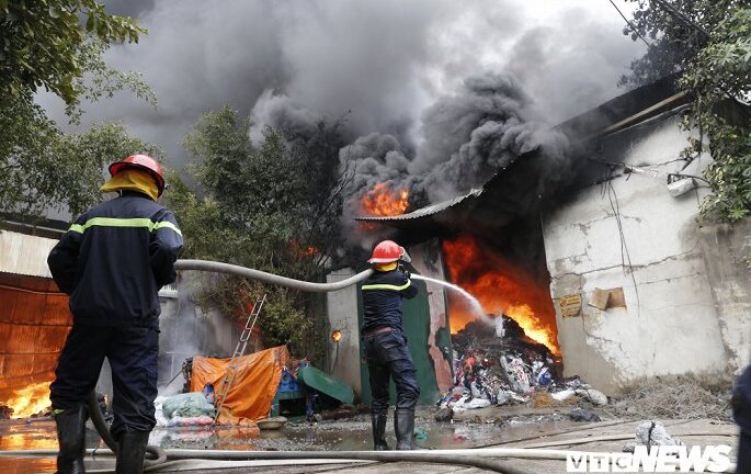 Video: 1.000 mét vuông kho xưởng ở Hà Nội bị thiêu rụi