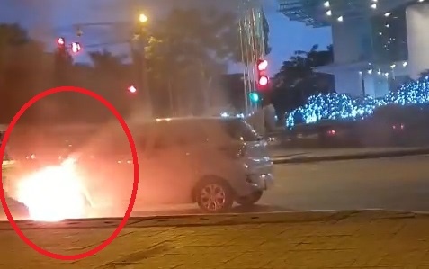 Clip: Ô tô bốc cháy ngùn ngụt giữa phố Hà Nội