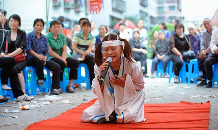 Video: Làm giàu nhanh chóng với nghề bán nước mắt