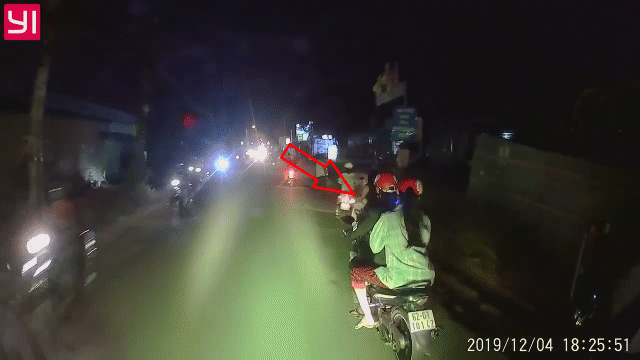 Clip: Đôi nam nữ táo tợn giật dây chuyền của cô gái giữa phố Sài Gòn