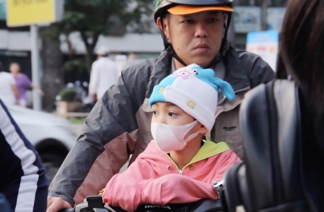 Video: Người TP.HCM mặc áo ấm, đeo găng tay giữ ấm trong ngày lạnh 20 độ C