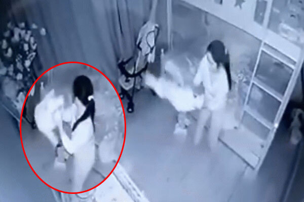 Clip: Phẫn nộ bảo mẫu dốc ngược bé gái 13 tháng, lắc qua lắc lại liên tục