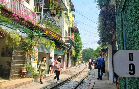 Bất chấp lệnh cấm, cà phê đường tàu ở Hà Nội vẫn hoạt động sôi nổi