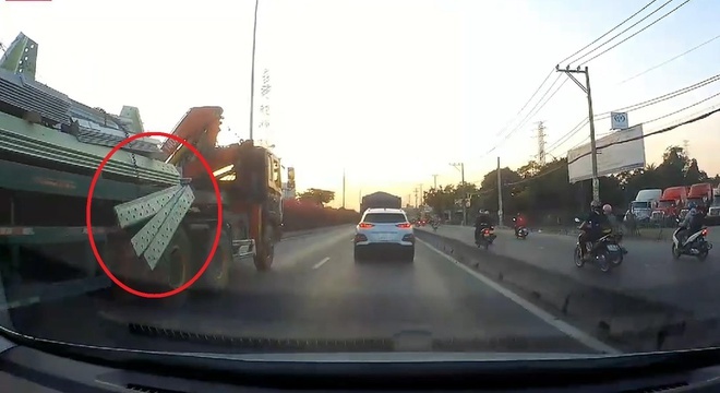 Clip: Không chằng buộc chắc chắn, miếng thép rơi từ xe đầu kéo suýt gây đại họa
