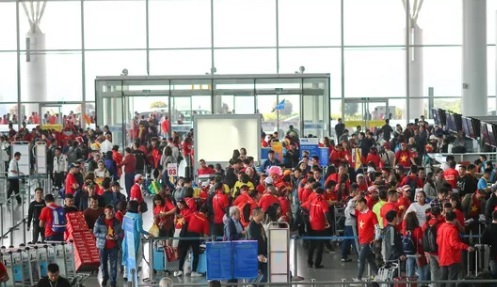 Hàng ngàn CĐV 'nhuộm đỏ' sân bay, sang Philippines tiếp lửa U22 Việt Nam