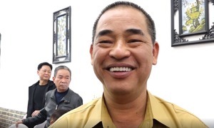 Video: Hùng Dũng không kịp chăm vợ mới sinh, bố cầu thủ hứa 'không mắng' khi con trở về