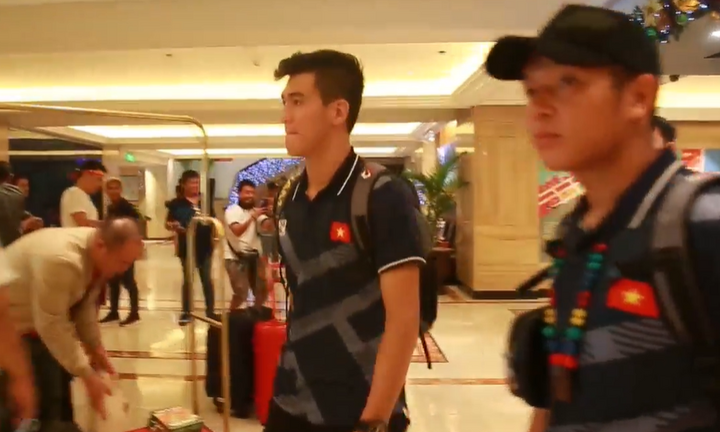 Video: Đội tuyển U22 Việt Nam chuẩn bị rời khách sạn về Hà Nội