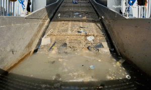 Cỗ máy tự động có thể hút 1 tấn rác trên sông mỗi ngày