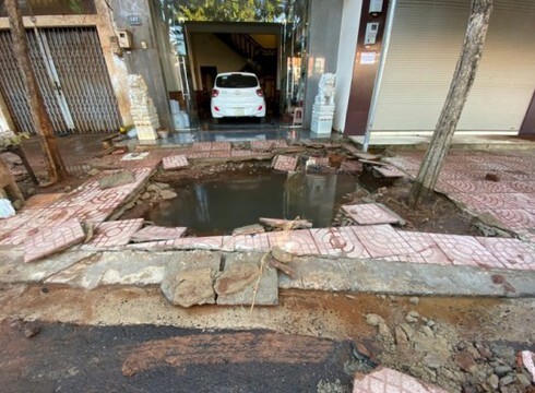 Clip: Ống nước ngầm nổ tung, cả người và xe máy cùng lao xuống hố