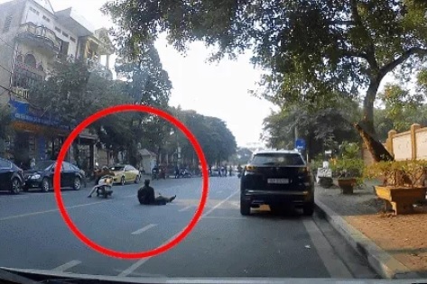 Clip: Thong thả đi bộ giữa đường, người đàn ông bị 'nữ ninja' tông ngã