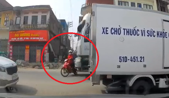 Clip: Sang đường đúng điểm mù của container, người phụ nữ thoát chết trong gang tấc