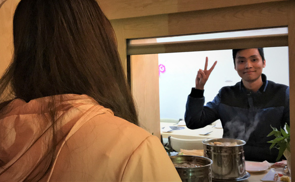 Video: Giới trẻ Hà Nội nô nức rủ nhau đi ăn lẩu 'xóa ế'