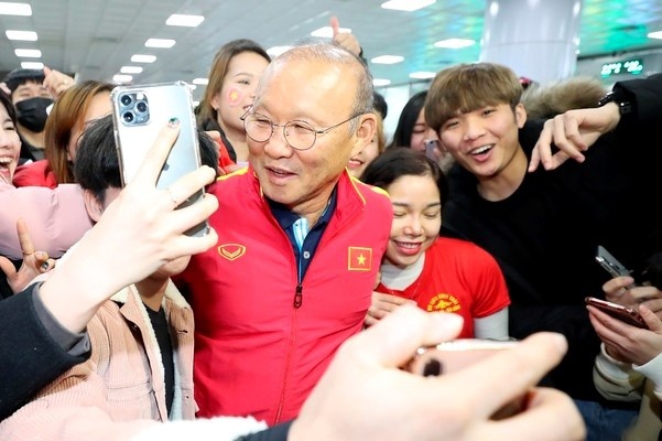 Clip: HLV Park Hang Seo được người hâm mộ chào đón nồng nhiệt tại Hàn Quốc