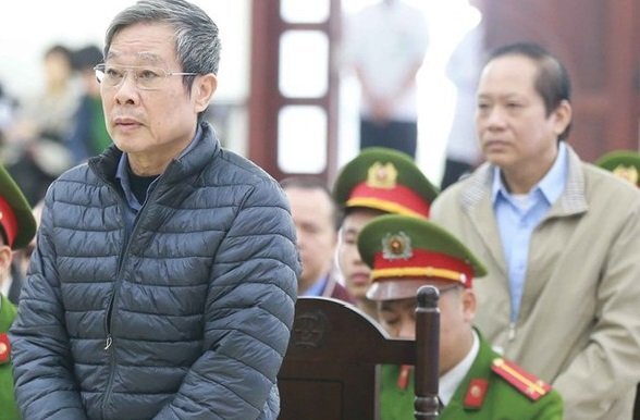 Video: Do sức khoẻ yếu, hai ông Trương Minh Tuấn và Nguyễn Bắc Son được ngồi trả lời trước tòa