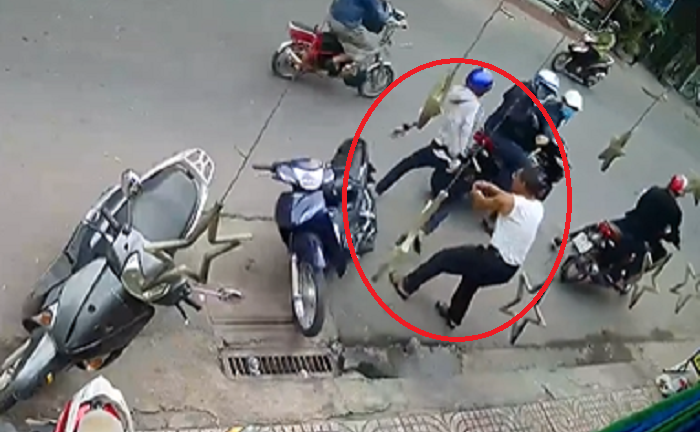 Clip: Trộm xe máy xịt hơi cay vào người dân khi bị phát giác giữa đường