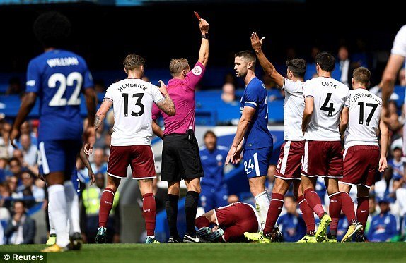 Bị đuổi 2 người, Chelsea thất bại đau đớn trong ngày khai màn