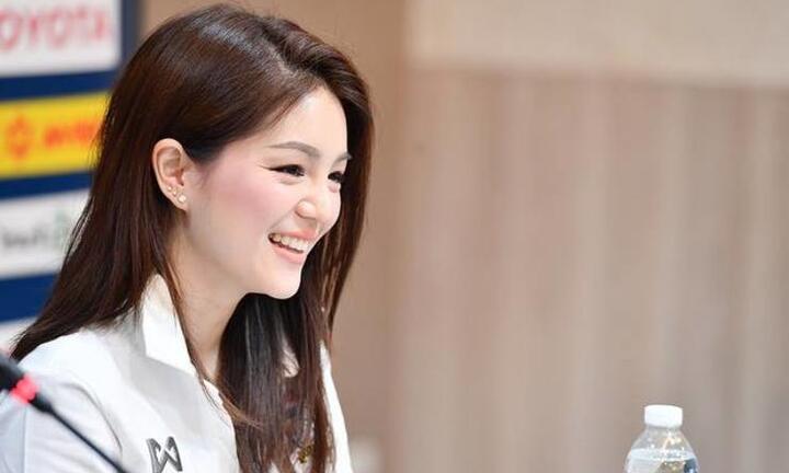 Nữ trưởng đoàn U22 Thái Lan xinh đẹp: 'Chúng tôi sẽ thắng cả 4 trận còn lại'