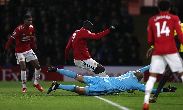 Video: Lukaku bỏ lỡ cơ hội khó tin, suýt khiến MU trả giá đắt