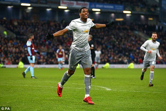 MU thắng nhọc Burnley, thu ngắn cách biệt với Man City