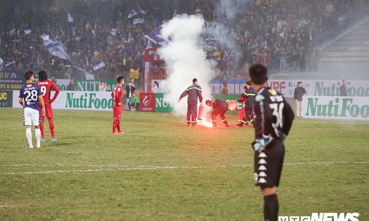 Toàn cảnh CĐV Hải Phòng phá rào an ninh, buộc trận đấu phải kết thúc sớm