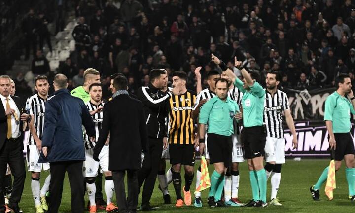 Chủ tịch đội bóng lao xuống sân, rút súng đe dọa trọng tài