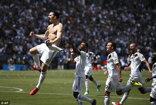 Video: Ibrahimovic ghi siêu phẩm trận ra mắt, LA Galaxy lội ngược dòng không tưởng