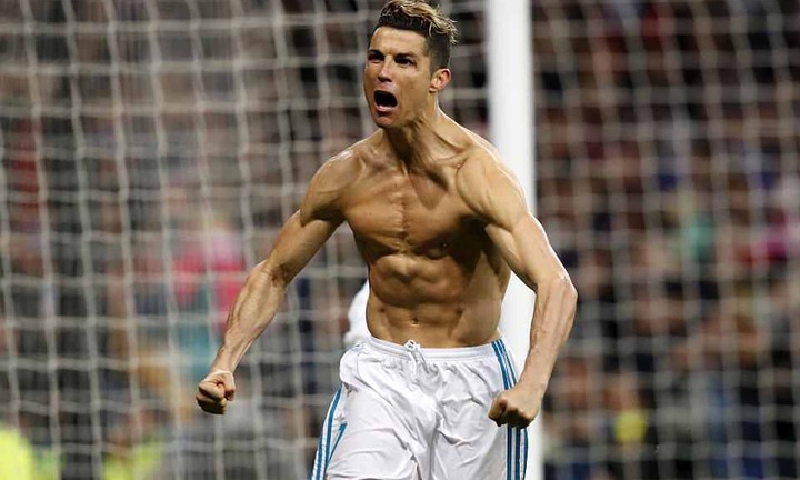 Lập công cứu rỗi Real, Ronaldo vẫn hay hơn Messi ở Champions League