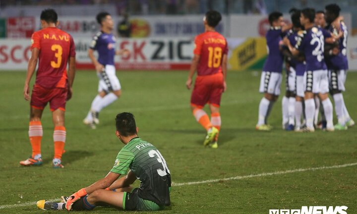 Thua đậm Hà Nội, HLV Sài Gòn trách cứ sai lầm của trọng tài