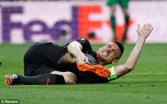 Lỡ World Cup vì chấn thương, sao Arsenal bật khóc ngay trên sân